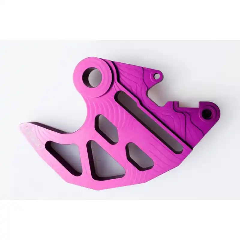 FM-PARTS OSŁONA ALUMINIOWA TARCZY HAMULCOWEJ TYLNEJ KTM / HUSQVARNA / GAS GAS ‘24- ‘25 KOLOR PURPUROWY Dodaj do koszyka